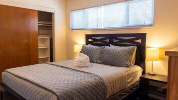 Apartment (Comfortable and Clean 2-Bedroom in Sa) | 2 bedrooms, desk, free WiFi