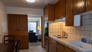アパートメント (Comfortable and Clean 2-Bedroom in Sa) | 専用キッチン | コーヒー / ティーメーカー、冷蔵庫、電子レンジ、食器洗い機