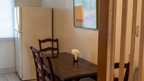 アパートメント (Comfortable and Clean 2-Bedroom in Sa) | 専用キッチン | コーヒー / ティーメーカー、冷蔵庫、電子レンジ、食器洗い機