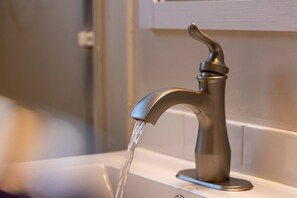 Apartment (Comfortable and Clean 2-Bedroom in Sa) | Bathroom