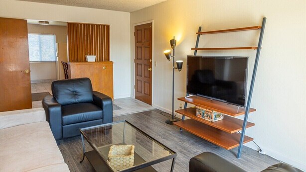 アパートメント (Comfortable and Clean 2-Bedroom in Sa) | リビングルーム | テレビ、暖炉