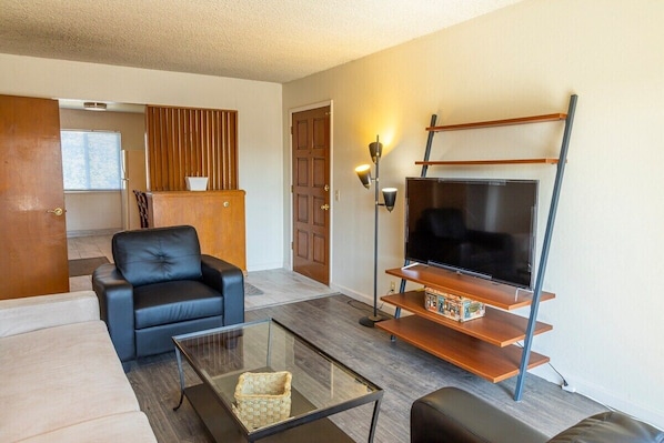 Apartment (Comfortable and Clean 2-Bedroom in Sa) | Living room