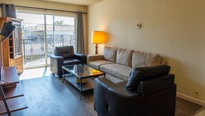 アパートメント (Comfortable and Clean 2-Bedroom in Sa) | リビングルーム | テレビ、暖炉