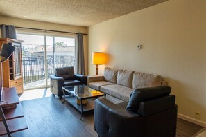 Leilighet (Comfortable and Clean 2-Bedroom in Sa) | Oppholdsrom | TV og peis