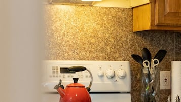 Apartemen | Dapur pribadi | Lemari es, microwave, dan mesin pembuat kopi/teh