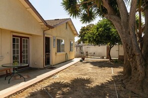 Apartment | Exterior - Cozy 2-bedroom in East Palo Alto (Palo Alto)