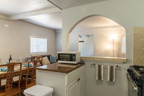 Refrigerador, microondas, cafetera y tetera y utensilios de cocina