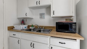 Departamento (Cozy 2Br/1Ba Near SJSU and Airport) | Cocina privada | Cafetera y tetera, refrigerador, microondas y utensilios de cocina 