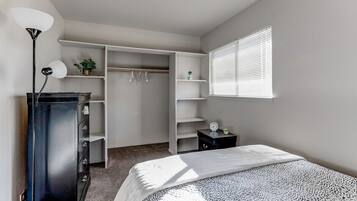 Căn hộ (Cozy 2Br/1Ba Near SJSU and Airport) | 2 phòng ngủ, bàn, truy cập Internet không dây miễn phí