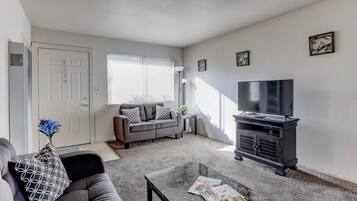 Căn hộ (Cozy 2Br/1Ba Near SJSU and Airport) | Phòng khách | TV