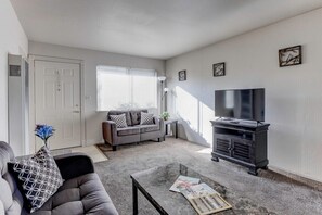 Apartment (Cozy 2Br/1Ba Near SJSU and Airport) | Living room | TV - Cozy 2br/1ba Near Sjsu and Airport (San Jose)