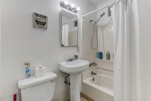 Apartment (Cozy 2Br/1Ba Near SJSU and Airport) | Bathroom - Cozy 2br/1ba Near Sjsu and Airport (San Jose)