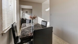 Departamento (Cozy 2Br/1Ba Near SJSU and Airport) | Cocina privada | Cafetera y tetera, refrigerador, microondas y utensilios de cocina 