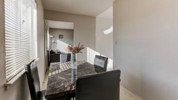 Apartemen (Cozy 2Br/1Ba Near SJSU and Airport) | Dapur pribadi | Lemari es, microwave, dan mesin pembuat kopi/teh