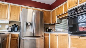 Rumah (Beautiful Single Family Home in Union) | Dapur pribadi | Lemari es, microwave, mesin pencuci piring, dan mesin pembuat kopi/teh