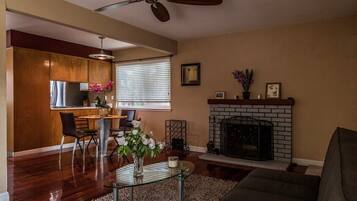 Rumah (Beautiful Single Family Home in Union) | Ruang keluarga | TV