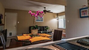 House (Beautiful Single Family Home in Union) | Living room | TV - Beautiful Single Family Home in Union City (Union City)