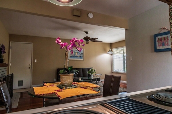 Talo (Beautiful Single Family Home in Union) | Olohuone | Televisio