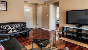 House (Beautiful Single Family Home in Union) | Living room | TV - Beautiful Single Family Home in Union City (Union City)