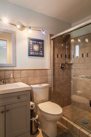 Bathroom - Beautiful Single Family Home in Union City (Union City)