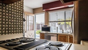 House (Beautiful Single Family Home in Union) | Private kitchen | Coffee/tea maker, fridge, microwave, dishwasher - Beautiful Single Family Home in Union City (Union City)