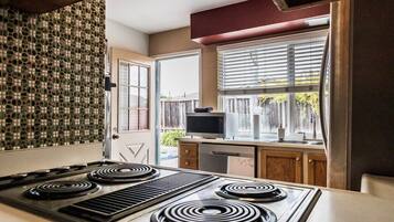 House (Beautiful Single Family Home in Union) | Private kitchen | Fridge, microwave, dishwasher, coffee/tea maker