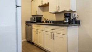 アパートメント (Comfy 1-Bedroom in Santa Clara, near ) | 専用キッチン | コーヒー / ティーメーカー、冷蔵庫、電子レンジ