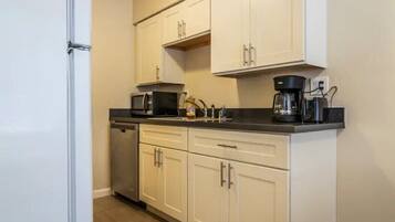 Apartment (Comfy 1-Bedroom in Santa Clara, near ) | Private kitchen | Fridge, microwave, coffee/tea maker