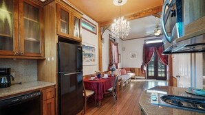 Lägenhet (Sunny Studio Near Downtown San Jose) | Eget kök | Kaffe- och tebryggare, kylskåp, mikrovågsugn och diskmaskin