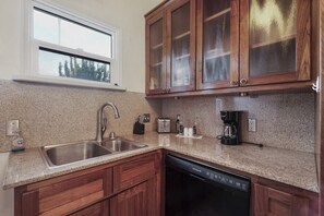 Apartment (Sunny Studio Near Downtown San Jose) | Private kitchen