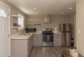 House (Cozy 1-Bedroom in Richmond) | Private kitchen