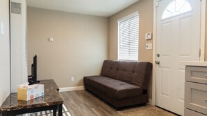 Rumah (Cozy 1-Bedroom in  Richmond) | Ruang keluarga