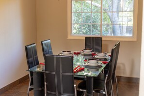 Frigorífico, microondas, lavavajillas y cafetera o tetera