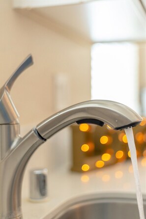 Departamento (Modern, Private 1-Bedroom in Silicon ) | Cocina privada | Refrigerador, microondas, lavavajillas y cafetera y tetera