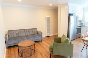 Departamento (Modern, Private 1-Bedroom in Silicon ) | Sala de estar | Televisión