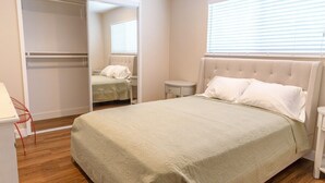 อพาร์ทเมนท์ (Modern, Private 1-Bedroom in Silicon )