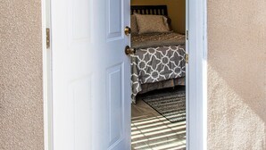 Unclassified image, 4 of 11, button - Charming Studio in Hayward (Hayward)