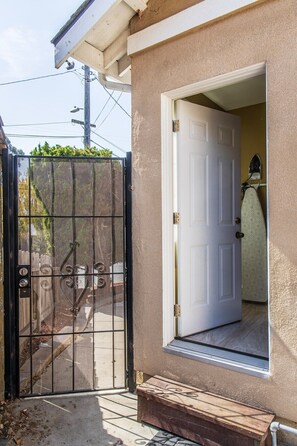 House | Balcony - Charming Studio in Hayward (Hayward)