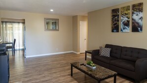 TV - Bright 3-bedroom in Hayward, Very Close to Bart (Hayward)