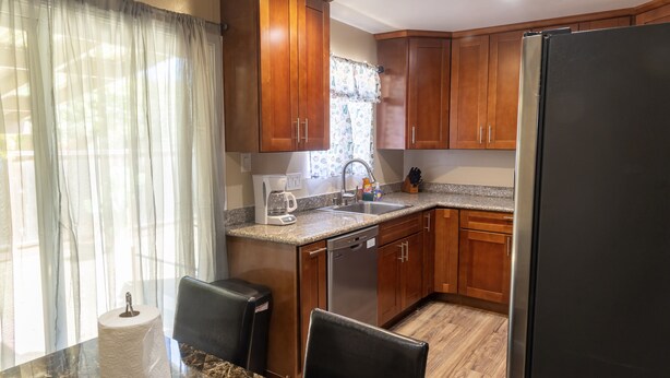 Coffee/tea maker, fridge, microwave, dishwasher - Bright 3-bedroom in Hayward, Very Close to Bart (Hayward)