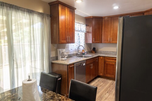 Bright 3-bedroom in Hayward, Very Close to Bart