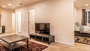 منزل (Spacious Four Bedroom In Concord) | غرفة المعيشة | تلفزيون