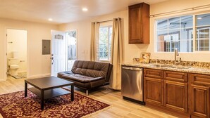 منزل (Spacious Four Bedroom In Concord) | 4 عدّة غرف نوم ومكتب وواي فاي مجانًا