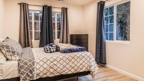 منزل (Spacious Four Bedroom In Concord) | 4 عدّة غرف نوم ومكتب وواي فاي مجانًا