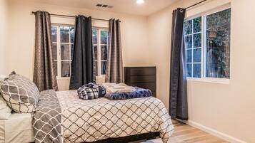 House (Spacious Four Bedroom In Concord) | 4 bedrooms, desk, free WiFi