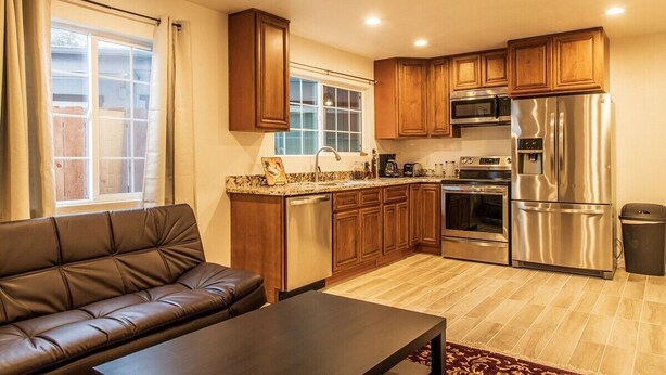 منزل (Spacious Four Bedroom In Concord) | مطبخ خاص | ماكينة لصنع القهوة/الشاي، ثلاجة، ميكروويف، غسالة أطباق