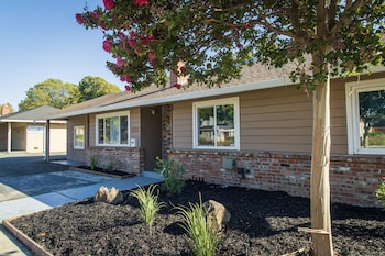 Cozy, 4-bedroom Near Concord Bart