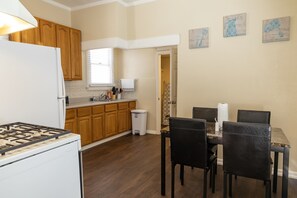 Fridge, microwave, stovetop, coffee/tea maker - Cozy 2-bedroom 1/2 Mile From Sjsu (San Jose)