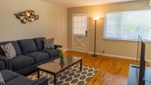 Living room - Charming, Modern 1-bedroom in San Jose (San Jose)