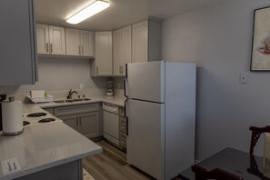 Fridge, microwave, dishwasher, coffee/tea maker - Updated and Clean 2-bedroom in San Jose (San Jose)